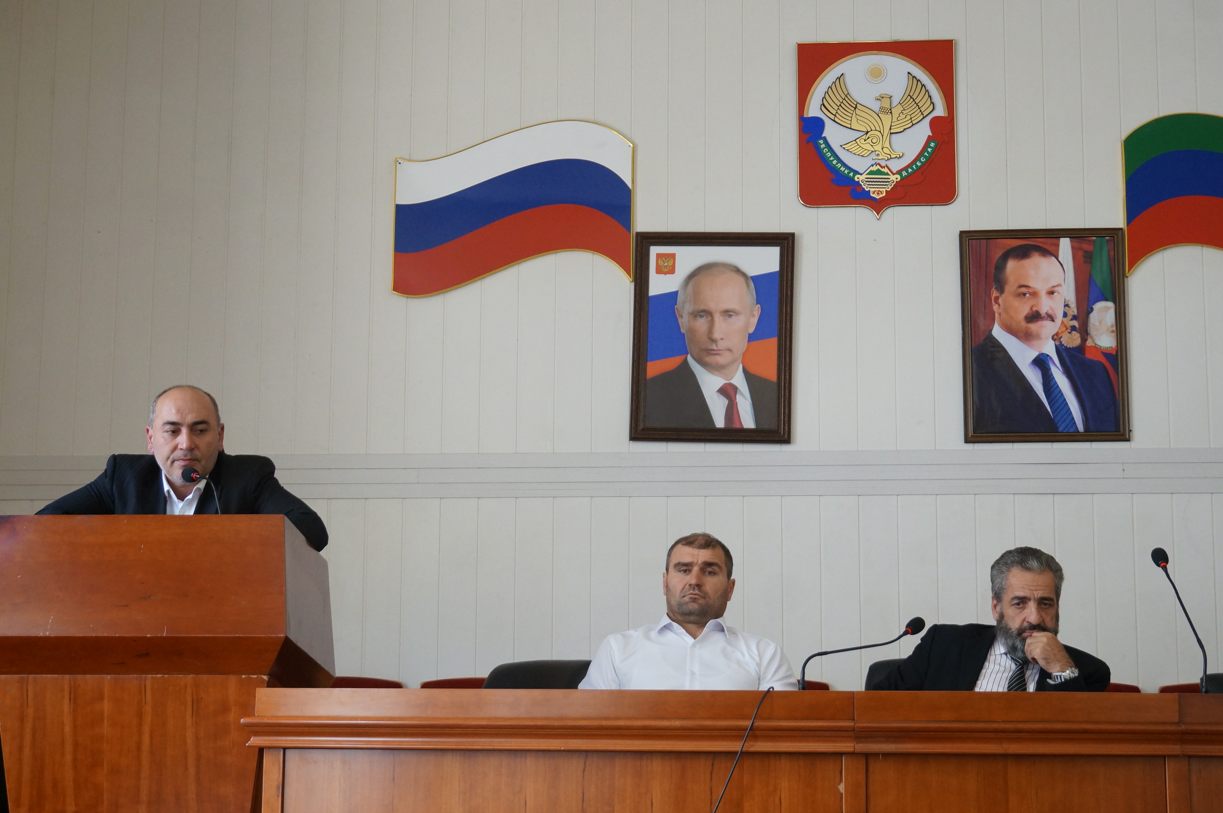 Сегодня в актовом зале администрации Тляратинского района состоялась очередная сессия районного Собрания депутатов.